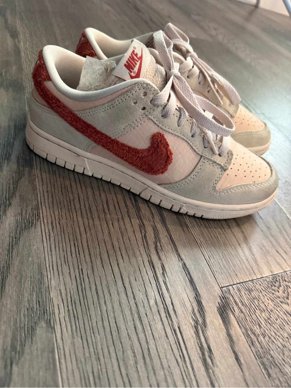 Nike womens Low-Top Sneakers in Cream & Rust Red